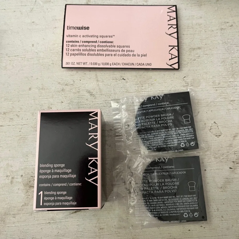 New Mary Kay Lot - Vitamin C Squares Blending Sponge & 2 Palette Powder Brushes